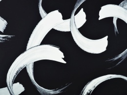 czarny jedwab w duże, białe maźnięcia