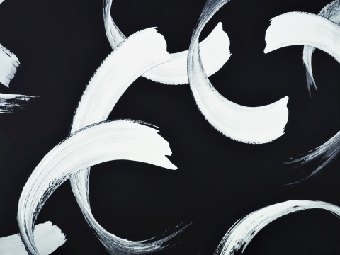 czarny jedwab w duże, białe maźnięcia