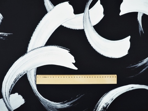 czarny jedwab w duże, białe maźnięcia