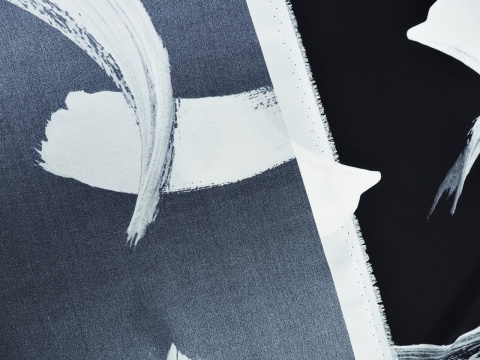 czarny jedwab w duże, białe maźnięcia