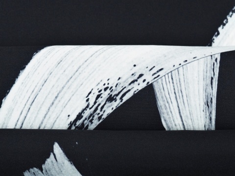 czarny jedwab w duże, białe maźnięcia