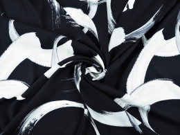 czarny jedwab w duże, białe maźnięcia