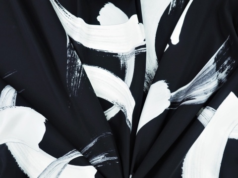 czarny jedwab w duże, białe maźnięcia