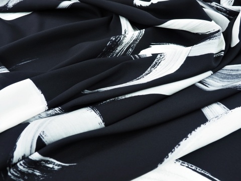 czarny jedwab w duże, białe maźnięcia