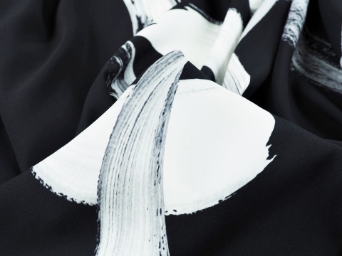 czarny jedwab w duże, białe maźnięcia