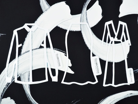 czarny jedwab w duże, białe maźnięcia