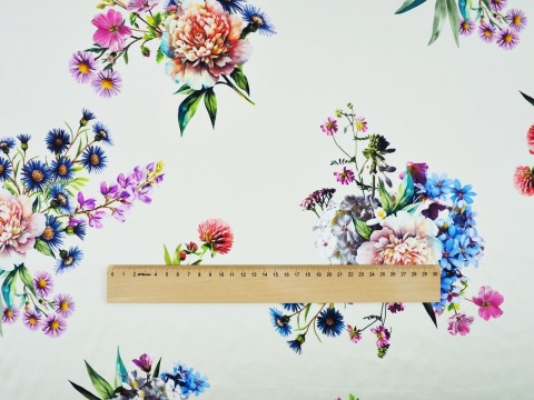 biały jedwab w kwiaty