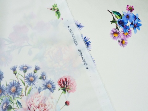 biały jedwab w kwiaty