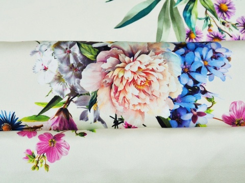 biały jedwab w kwiaty