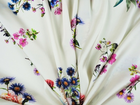 biały jedwab w kwiaty