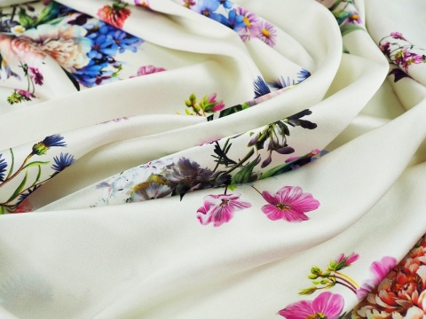 biały jedwab w kwiaty