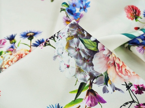 biały jedwab w kwiaty