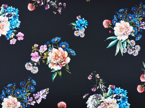 czarny jedwab w kwiaty