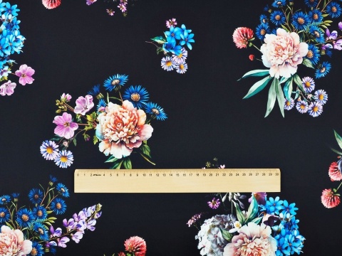 czarny jedwab w kwiaty