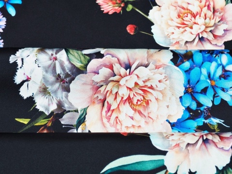 czarny jedwab w kwiaty