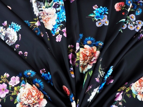 czarny jedwab w kwiaty