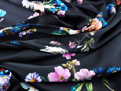 czarny jedwab w kwiaty