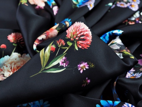 czarny jedwab w kwiaty