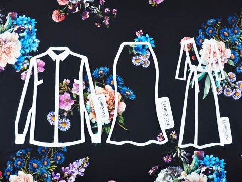 czarny jedwab w kwiaty