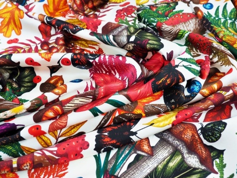 biała satyna jedwabna w kolorowe liście i grzyby