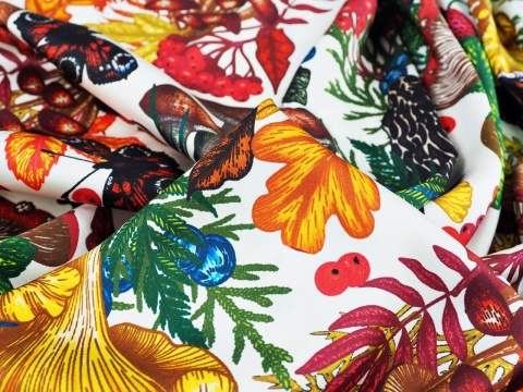 biała satyna jedwabna w kolorowe liście i grzyby