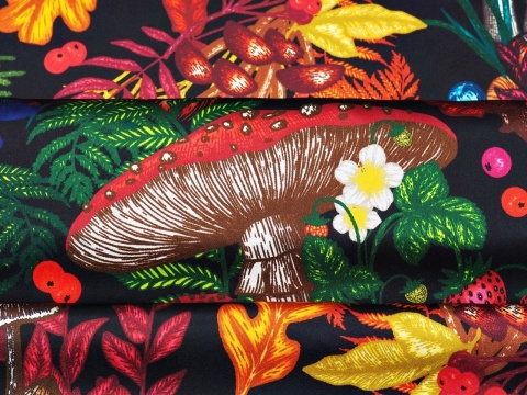 czarna satyna jedwabna w kolorowe liście i grzyby