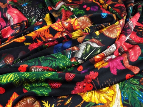 czarna satyna jedwabna w kolorowe liście i grzyby