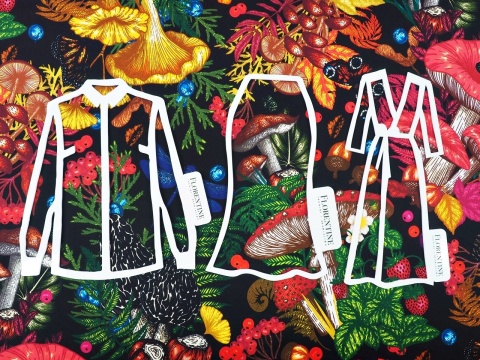 czarna satyna jedwabna w kolorowe liście i grzyby