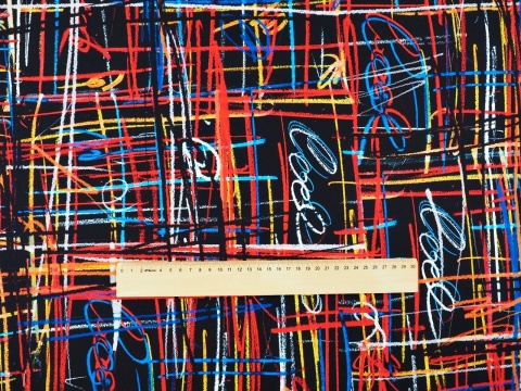 czarny jedwa w kolorową, abstrakcyjną kratkę i napisy