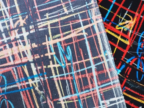 czarny jedwa w kolorową, abstrakcyjną kratkę i napisy