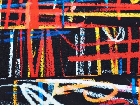 czarny jedwa w kolorową, abstrakcyjną kratkę i napisy