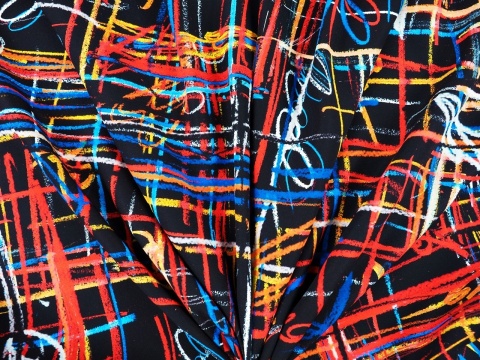 czarny jedwa w kolorową, abstrakcyjną kratkę i napisy