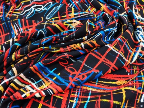 czarny jedwa w kolorową, abstrakcyjną kratkę i napisy