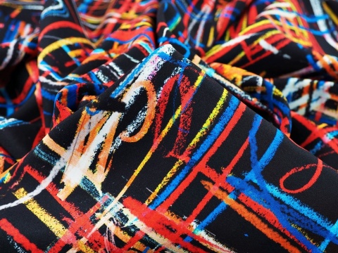 czarny jedwa w kolorową, abstrakcyjną kratkę i napisy