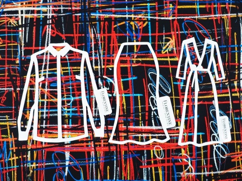 czarny jedwa w kolorową, abstrakcyjną kratkę i napisy