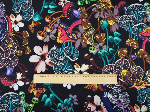 czarna satyna jedwabna w kolorowe grzyby