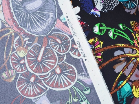 czarna satyna jedwabna w kolorowe grzyby