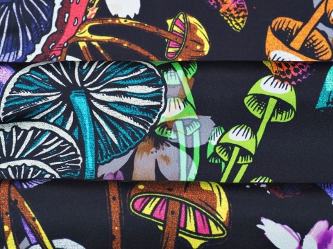 czarna satyna jedwabna w kolorowe grzyby