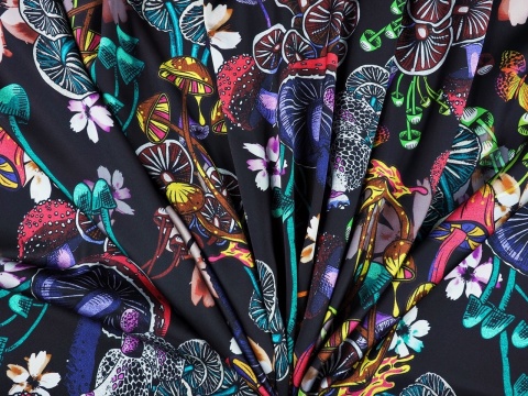 czarna satyna jedwabna w kolorowe grzyby