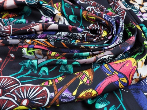 czarna satyna jedwabna w kolorowe grzyby