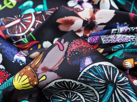 czarna satyna jedwabna w kolorowe grzyby