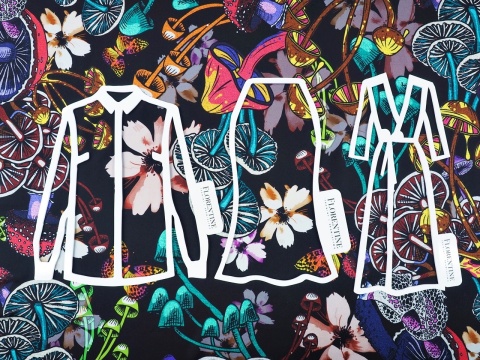 czarna satyna jedwabna w kolorowe grzyby