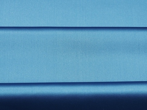 błękitny jedwab elastyczny satyna