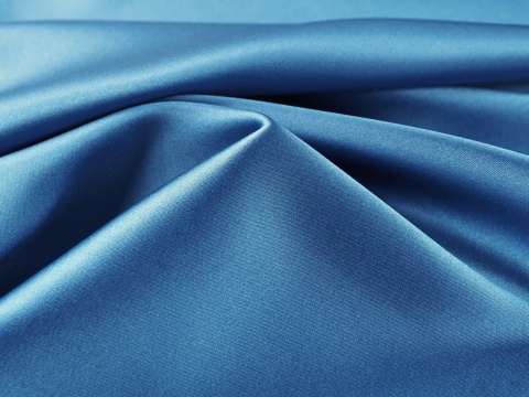 błękitny jedwab elastyczny satyna