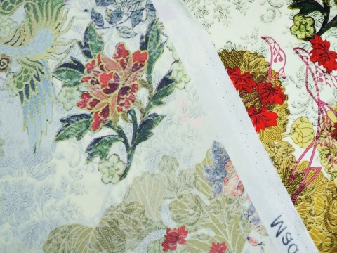 satynowy jedwab w orientalny wzór w kwiaty i ptaki