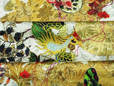 satynowy jedwab w orientalny wzór w kwiaty i ptaki