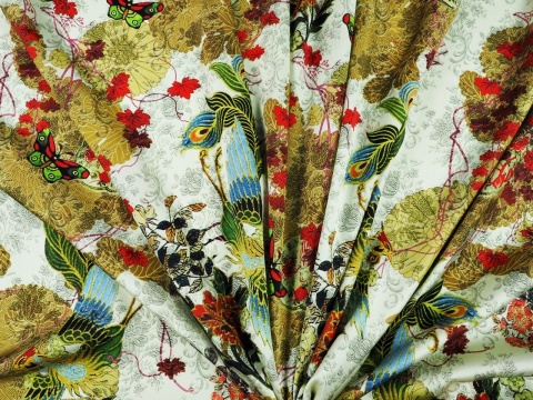 satynowy jedwab w orientalny wzór w kwiaty i ptaki