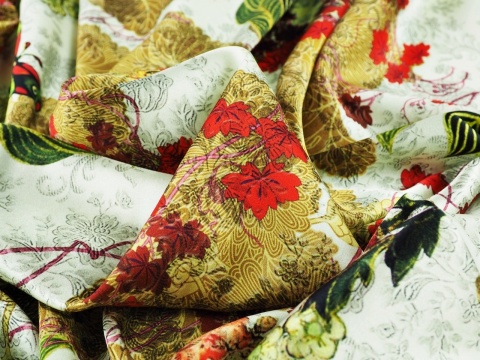 satynowy jedwab w orientalny wzór w kwiaty i ptaki