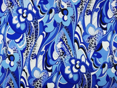 jedwab w srebrną panterę i abstrakcyjne, niebieskie kwiaty