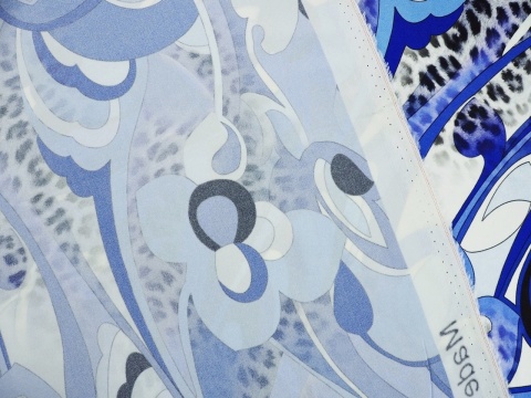 jedwab w srebrną panterę i abstrakcyjne, niebieskie kwiaty